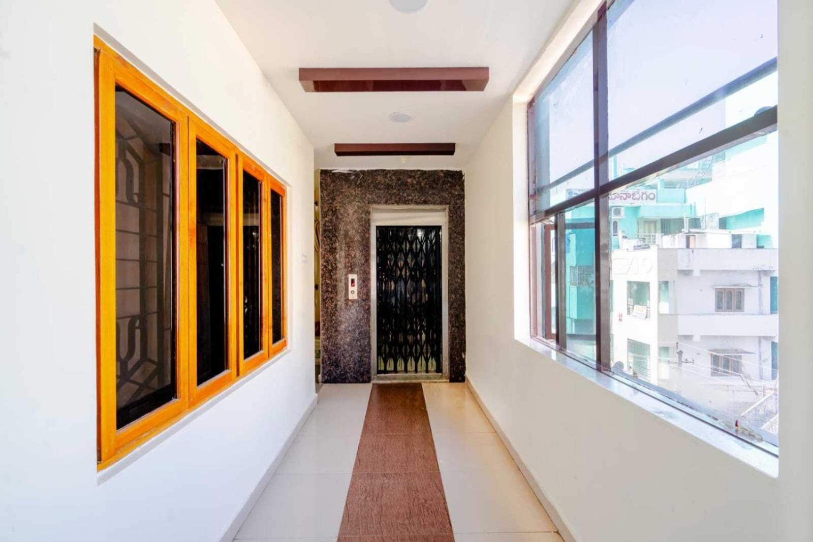 Oyo Surya Teja Residency Hotel Khammam Exterior foto
